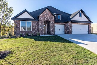 729 Soldera Rd, Tontitown, AR 72762