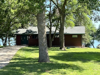 310 Highcroft Dr, Windom, MN 56101