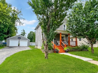 703 W Cottonwood St, Freeport, IL 61032