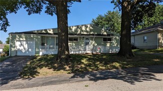 2209 S Queen Ridge Dr, Independence, MO 64050