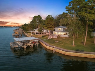 615 Inlet Dr, Livingston, TX 77351