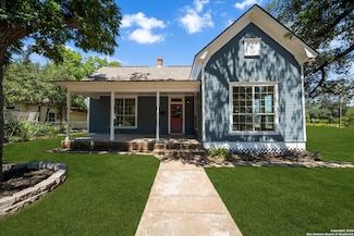 904 17th St, Hondo, TX 78861