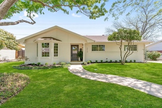 3913 Plantation Dr, Benbrook, TX 76116