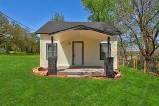 810 E 9th St, Chandler, OK 74834