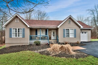 211 Hornbeam Ct, Long Pond, PA 18334