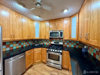 21 Crabapple Ln, Franklin Park, NJ 08823