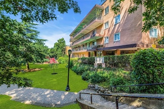 30 Barstow Rd Unit 3C, Great Neck, NY 11021