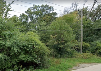 2200 W Saunders Rd, Lake Forest, IL 60045