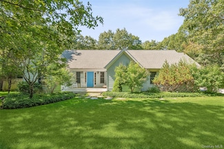 14 Hildreth Rd, Hampton Bays, NY 11946