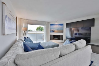 942 D Ave Unit B, Coronado, CA 92118