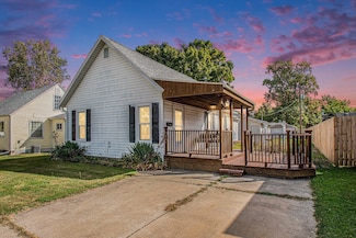 509 Magnolia St, Three Oaks, MI 49128