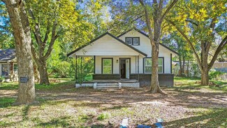 806 N 6th St, Crockett, TX 75835