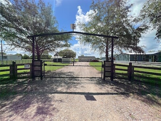 9211 E Creek Bend Dr, Needville, TX 77461