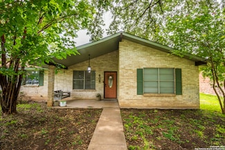 606 Dorothy Jo Cir, Uvalde, TX 78801