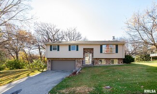 108 Country Club Dr, Pekin, IL 61554