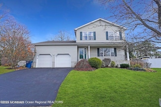 8 Lusia Ct, Howell, NJ 07731