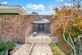 32 Walnut Ave, Shalimar, FL 32579