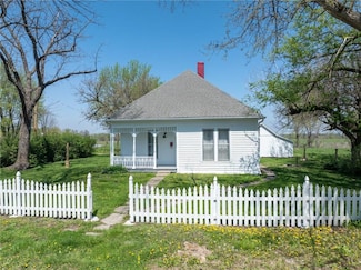 509 E Gillilan Rd, Jamesport, MO 64648