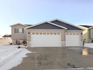 916 34th Ave NE, Minot, ND 58703