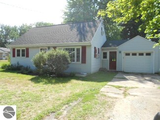 307 N 2nd St, Shepherd, MI 48883