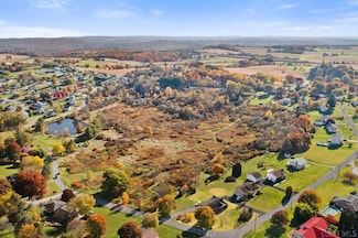 3 Crestview Dr, Davidsville, PA 15928