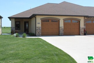 1057 Teres View Dr, Sioux Center, IA 51250