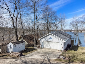 11034 Woodward Ave, Plainwell, MI 49080