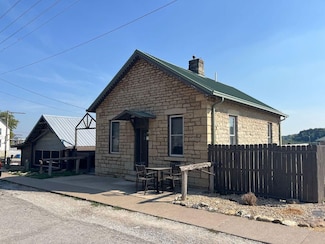 211 W Main St, Grafton, IL 62037