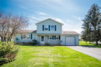 52 Woodstock Ln, Brockport, NY 14420