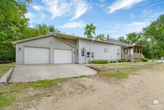 731 1st St, Clay Center, KS 67432