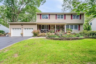 677 Meadow Rd, Smithtown, NY 11787