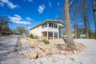 19820 Oak Dr, Carlyle, IL 62231