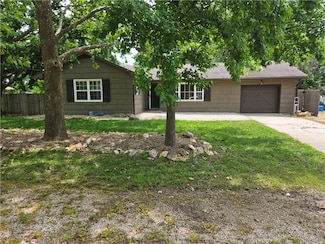 3 N 12th St, Louisburg, KS 66053