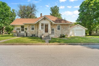 2018 S Kings Ave, Springfield, MO 65807