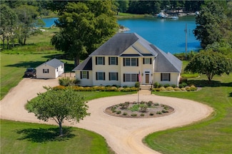 427 Natty Point Ln, Kilmarnock, VA 22482