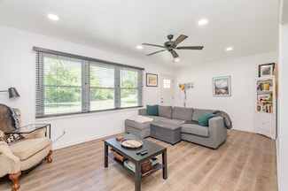 106 Aaron Dr, Burns, TN 37029