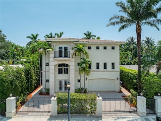 3061 N Bay Rd, Miami Beach, FL 33140