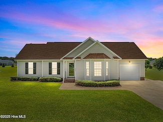 450 Arden Ridge Dr, Grimesland, NC 27837