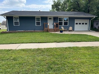 624 J St, Aurora, NE 68818