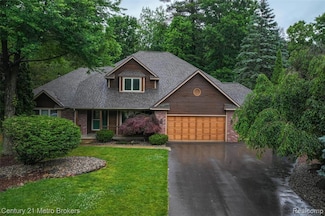 751 River Edge Ct, Flushing, MI 48433