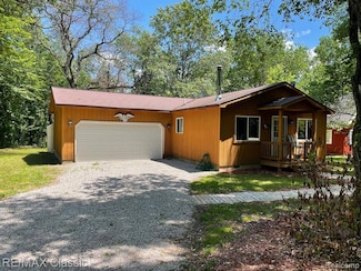 207 Butterfield Ln, Houghton Lake, MI 48629