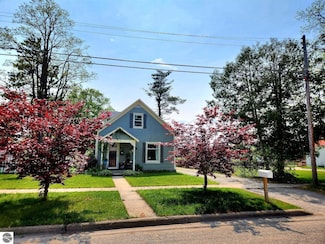 607 Chestnut St, Grayling, MI 49738