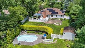 17 Melody Ln, Bayville, NY 11709