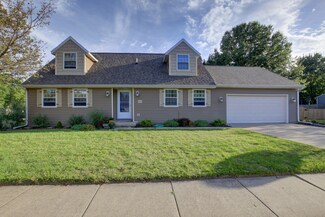 403 Peacock Dr, Mahomet, IL 61853