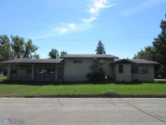 312 3rd St NW, Hankinson, ND 58041
