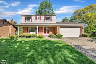 21711 Eastbrook Ct, Grosse Pointe Woods, MI 48236