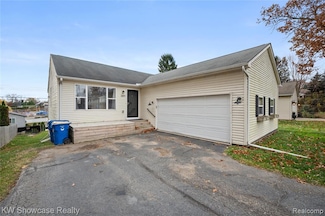 3891 Oak Knoll Rd, Waterford, MI 48328