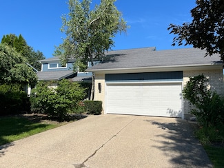 1303 Hidden Lake Dr, Buffalo Grove, IL 60089