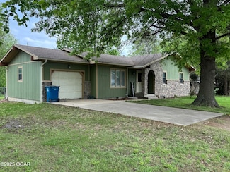 1926 Wynwood Dr, Carthage, MO 64836