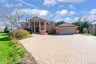 2224 Lake Angelus Shores Rd, Lake Angelus, MI 48326